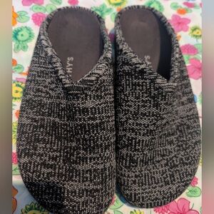 Rotys Slip-On Knit House Slippers in Black & Gray